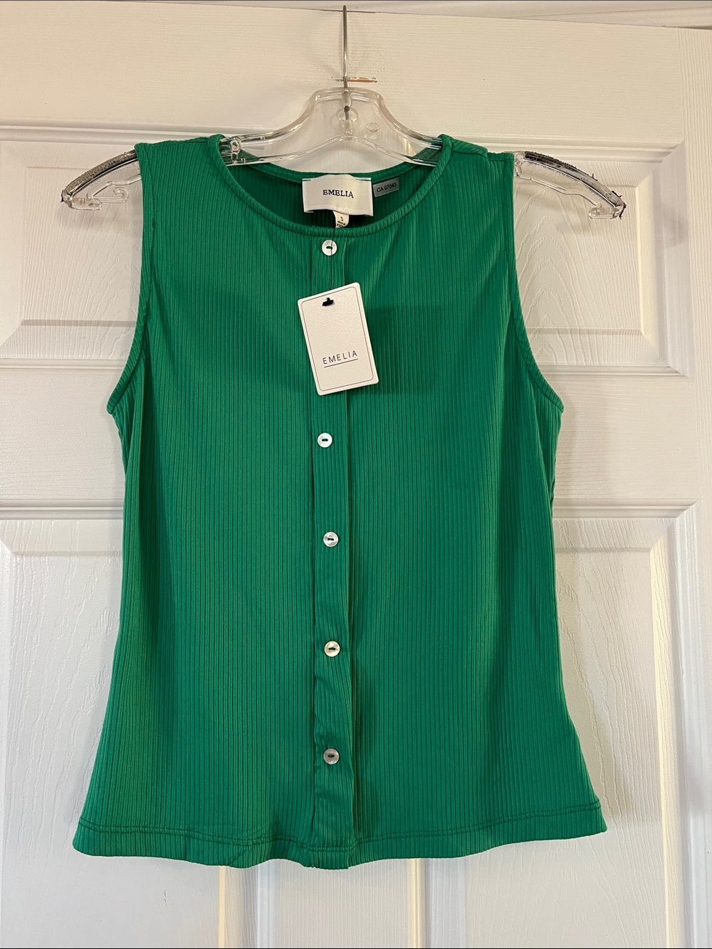 Emelia Sleeveless Ribbed Button-Front Tank in Emerald Green